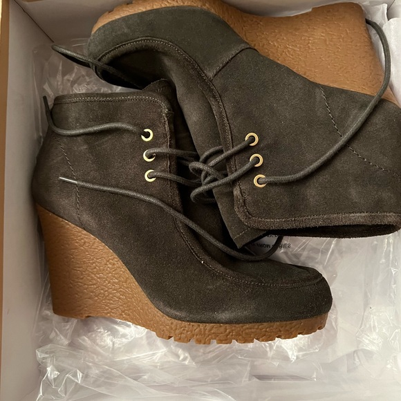 Michael Kors Booties size 8 lightly worn olive green - Picture 2 of 4